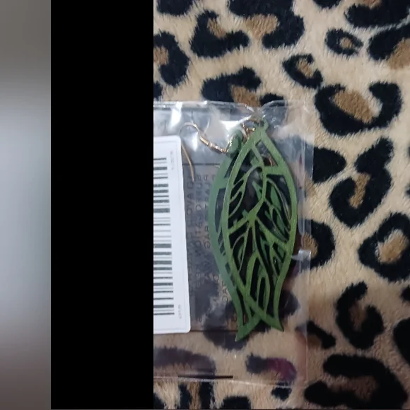 NEW Women green wood leaf earrings - Picture 2 of 5